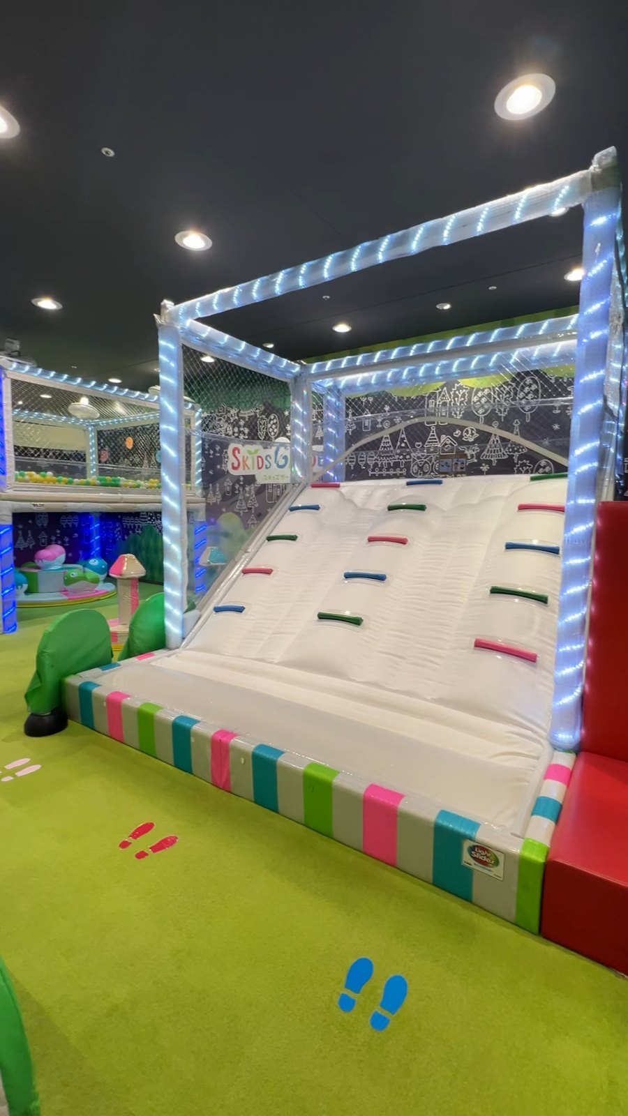 ライトで縁取られた大きなエアー遊具