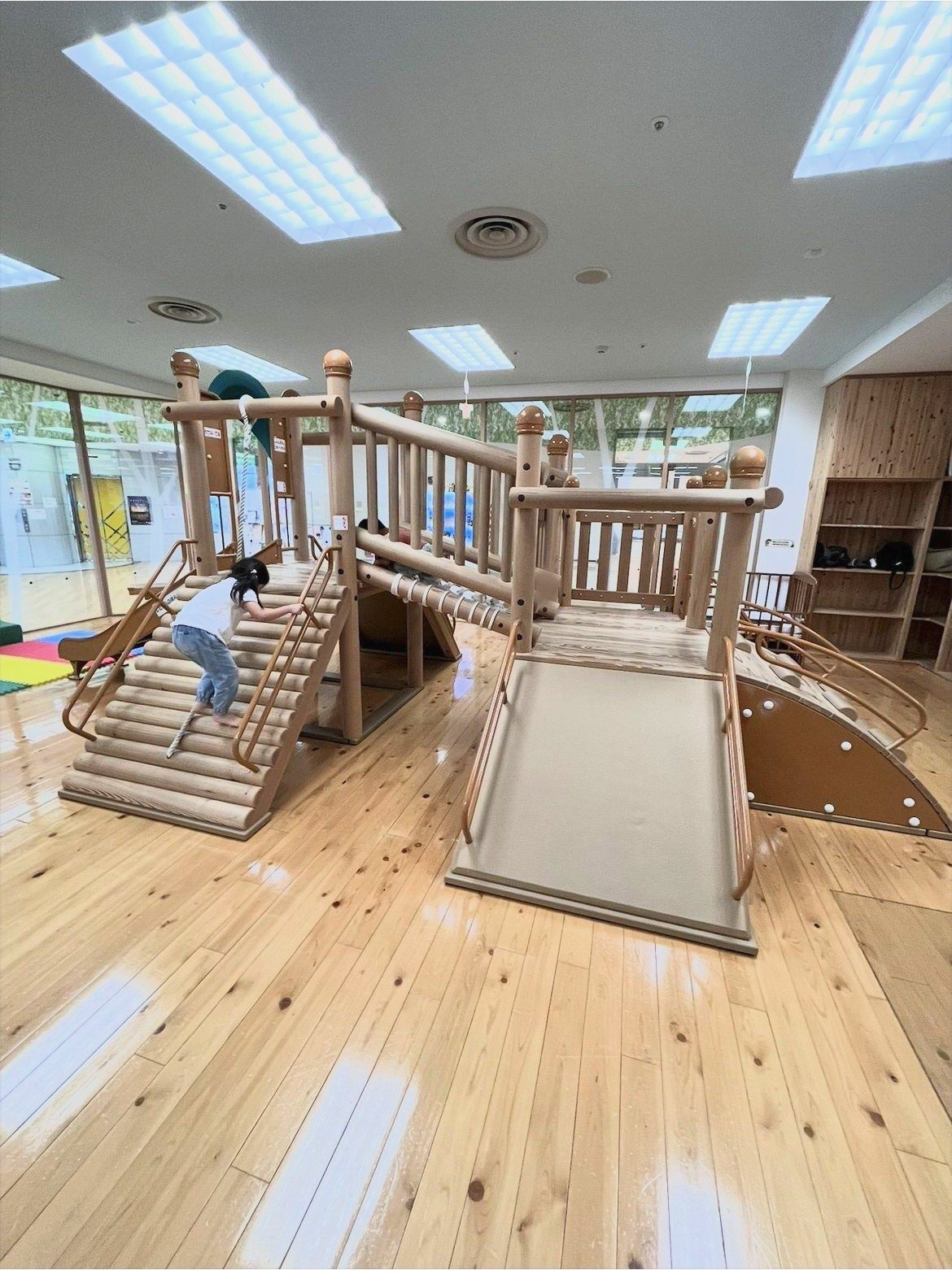 あいっく(河内長野)は無料で遊べる？1歳と3歳で行った、木のぬくもりのある屋内の遊び場