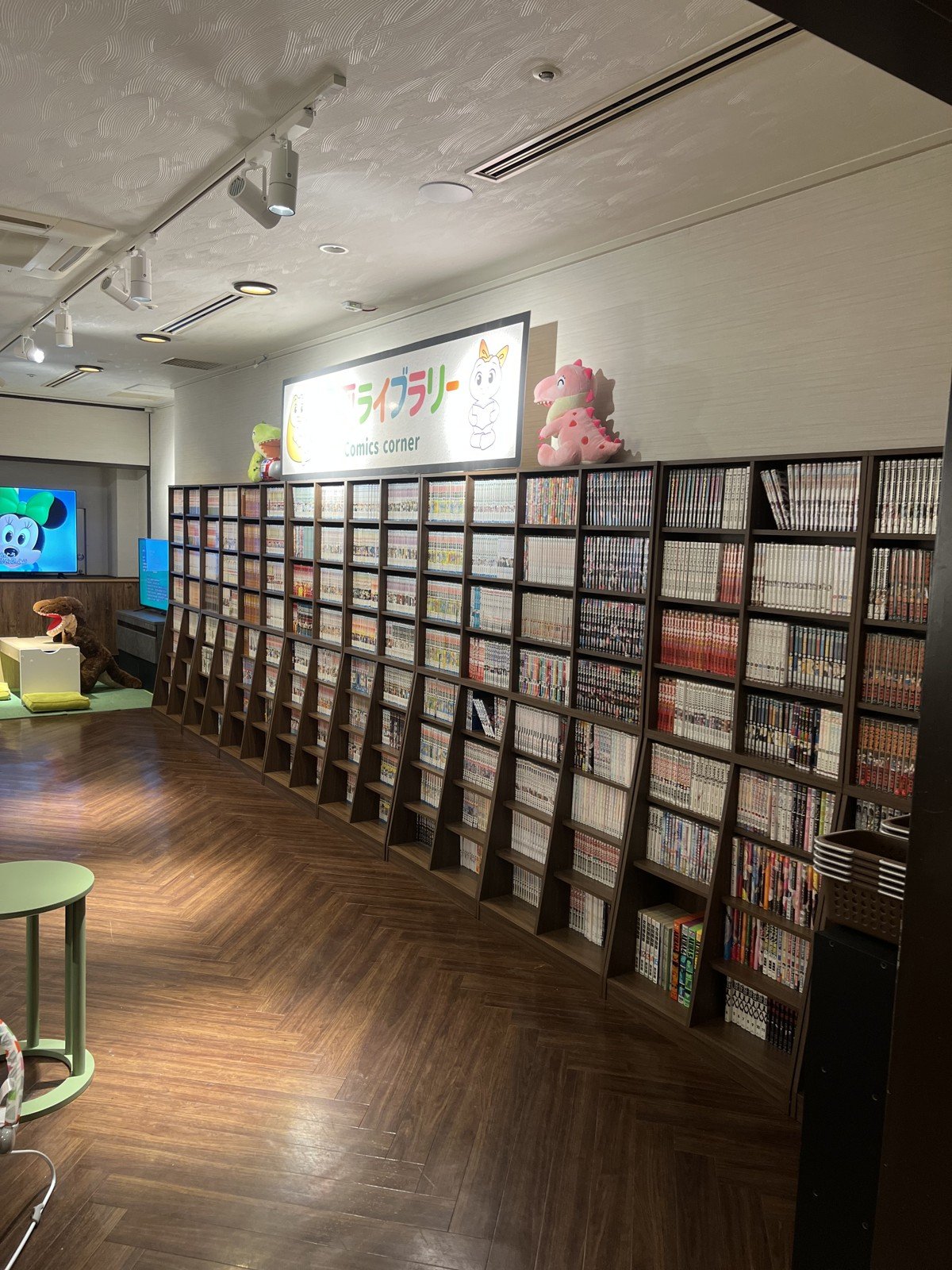 壁一面にマンガが並ぶ「ライブラリー」