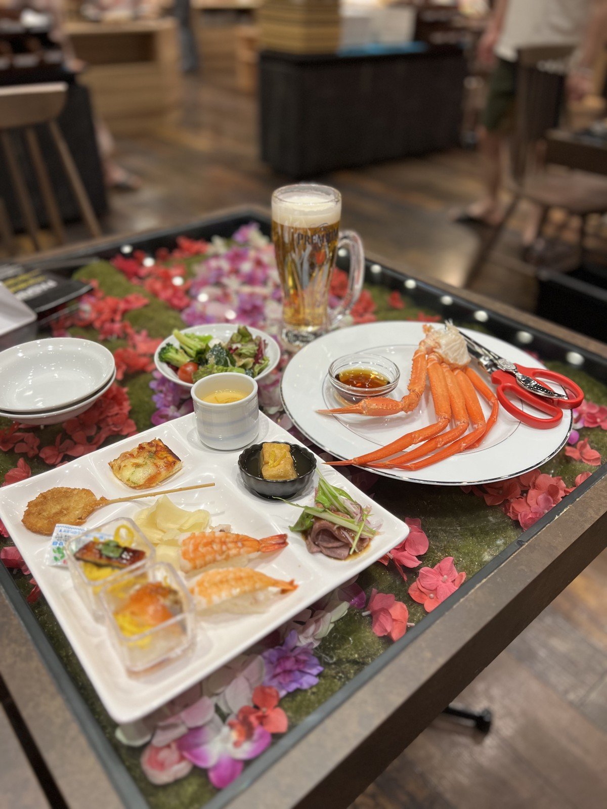 カニ、お寿司、ローストビーフ、茶碗蒸しなどを取ったビュッフェのお皿と生ビール
