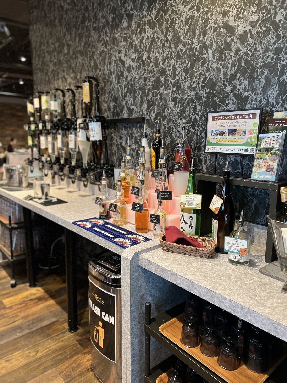 サワーの素や梅酒、焼酎、日本酒のボトルが並ぶカウンター
