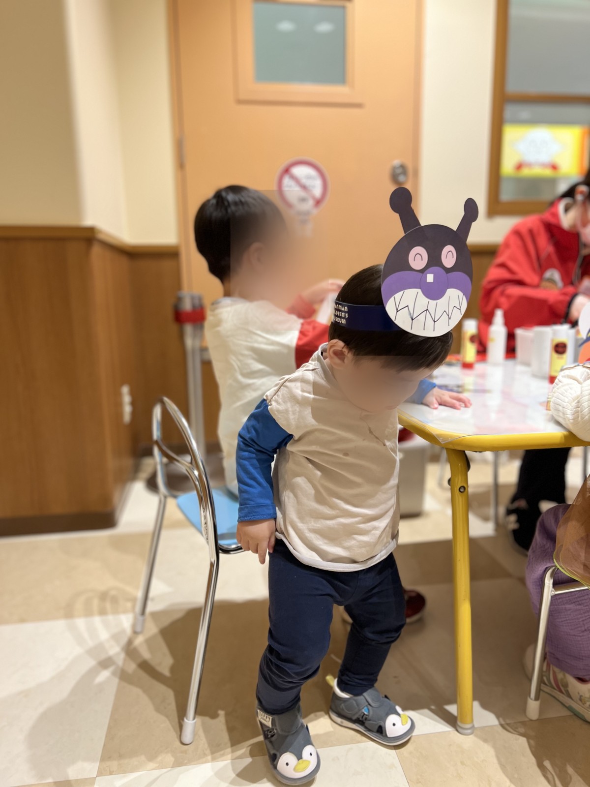 テーブルで工作をしている子どもたち