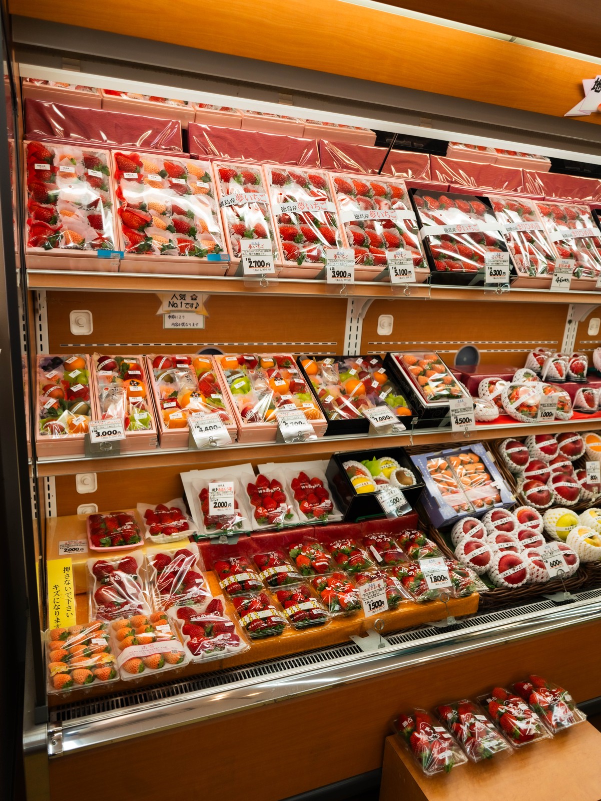 箱入りのいちごやフルーツが並ぶ販売コーナー