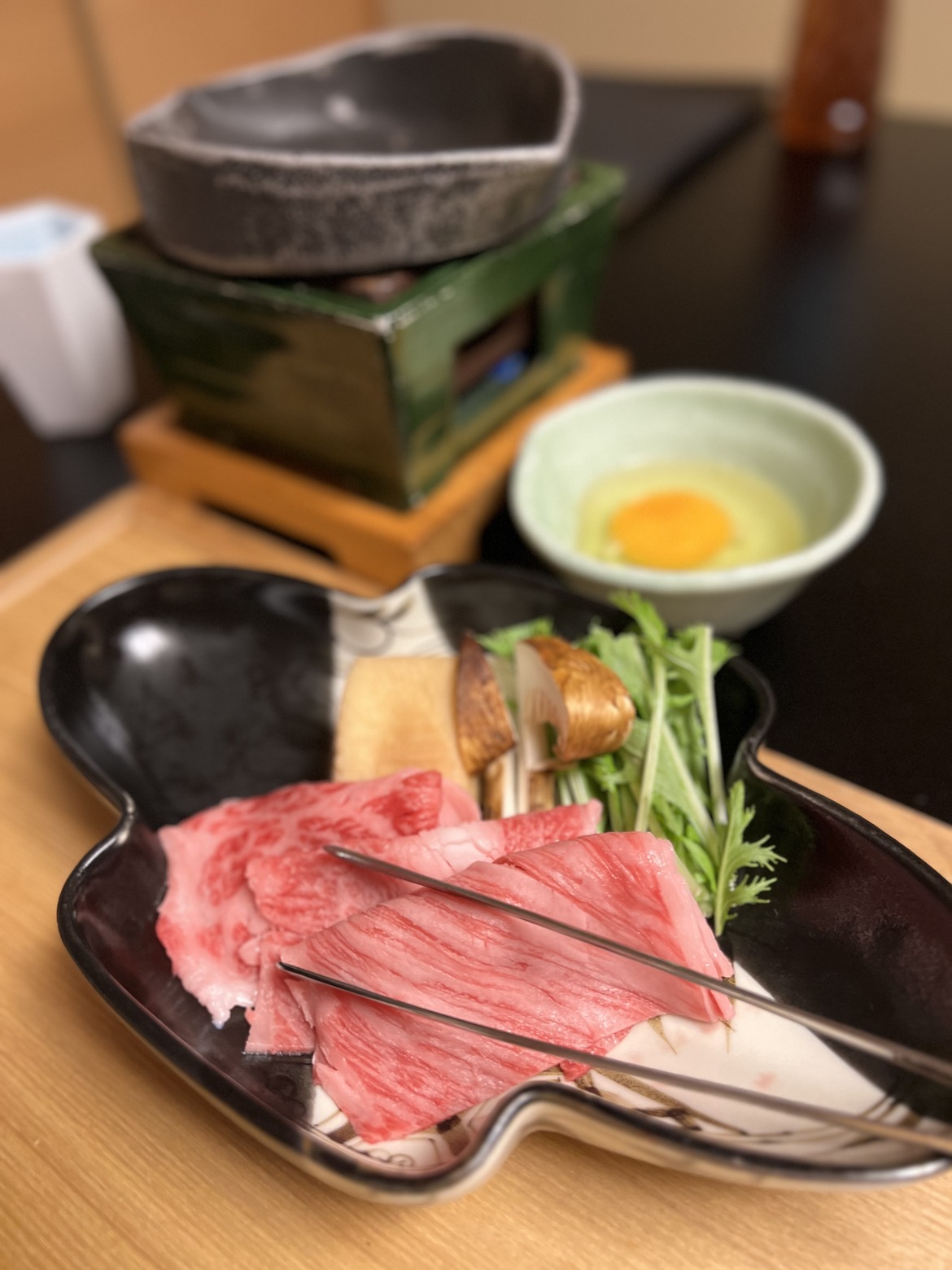 一人ずつの鍋で食べる牛肉