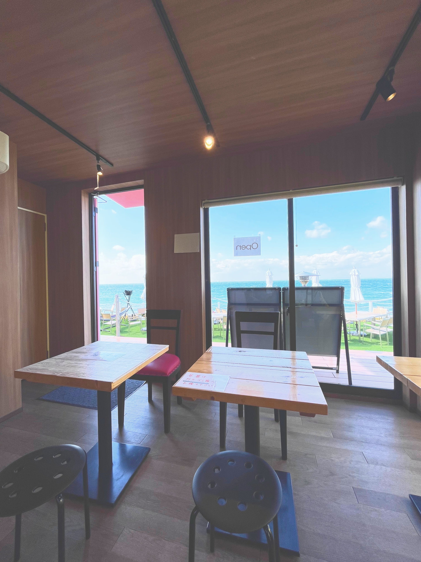 海が見える店内の窓とテーブル席