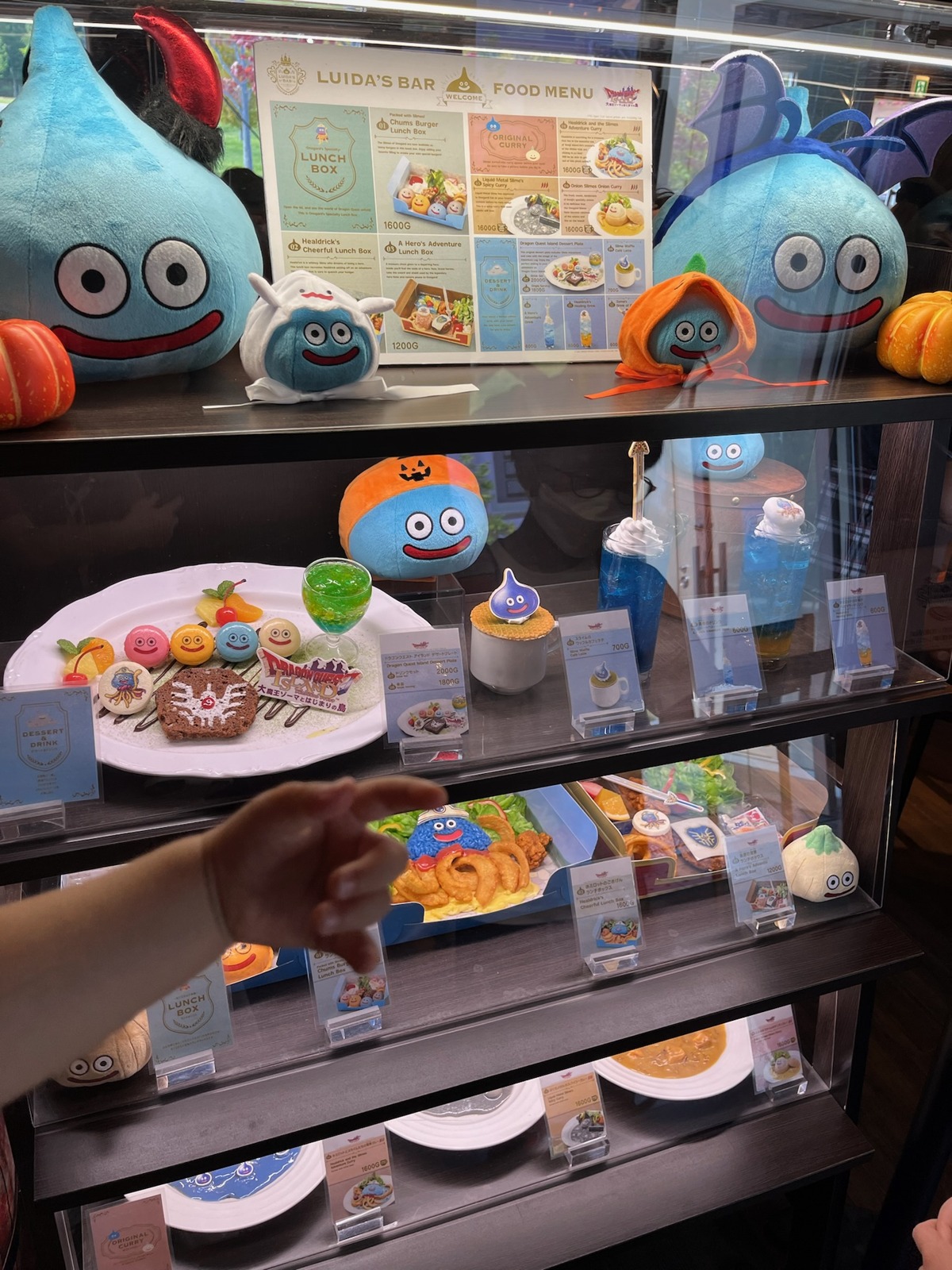 ショーケースに並んだレストランのメニューサンプル