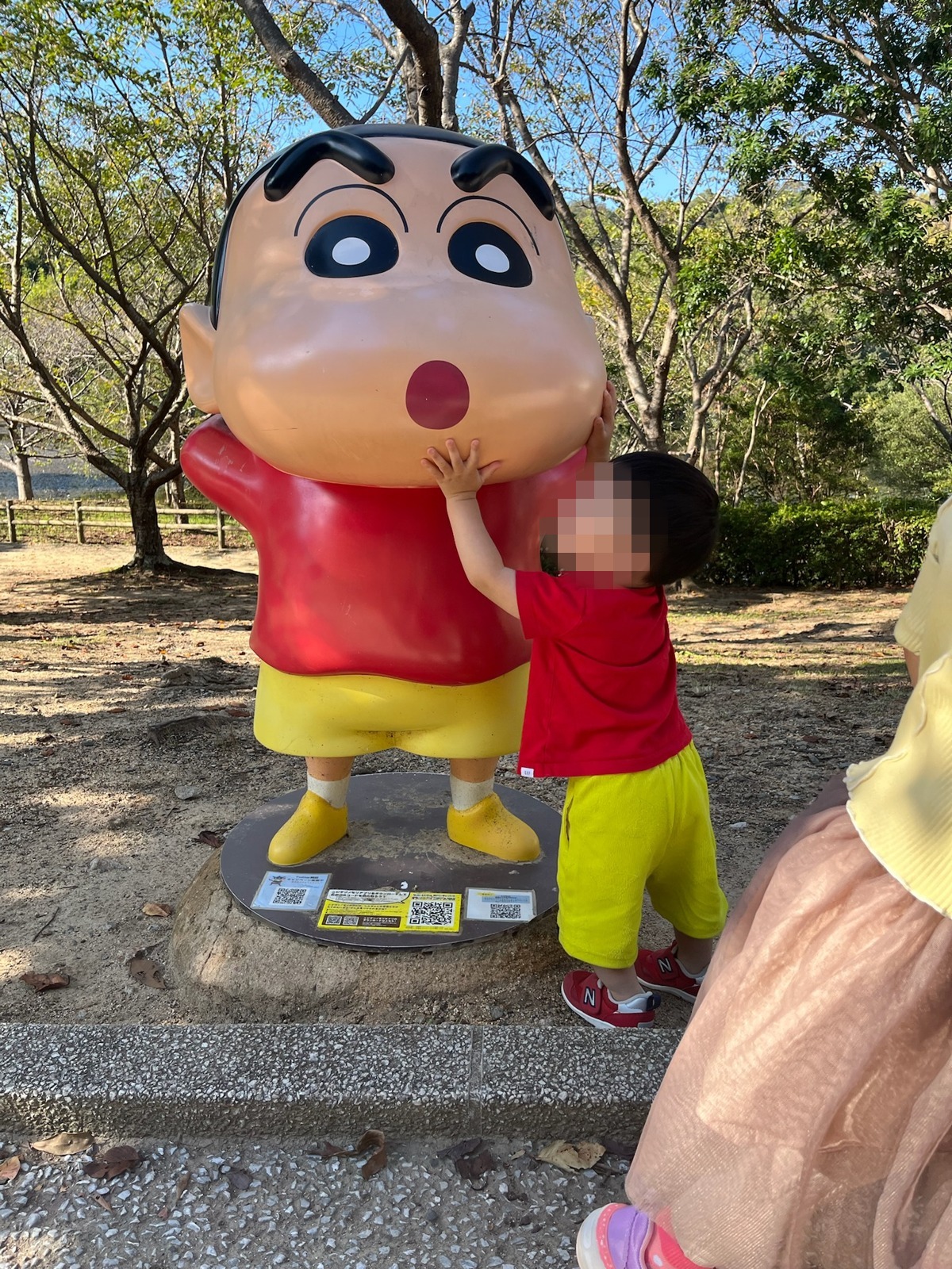 大きなオブジェを見上げる子ども