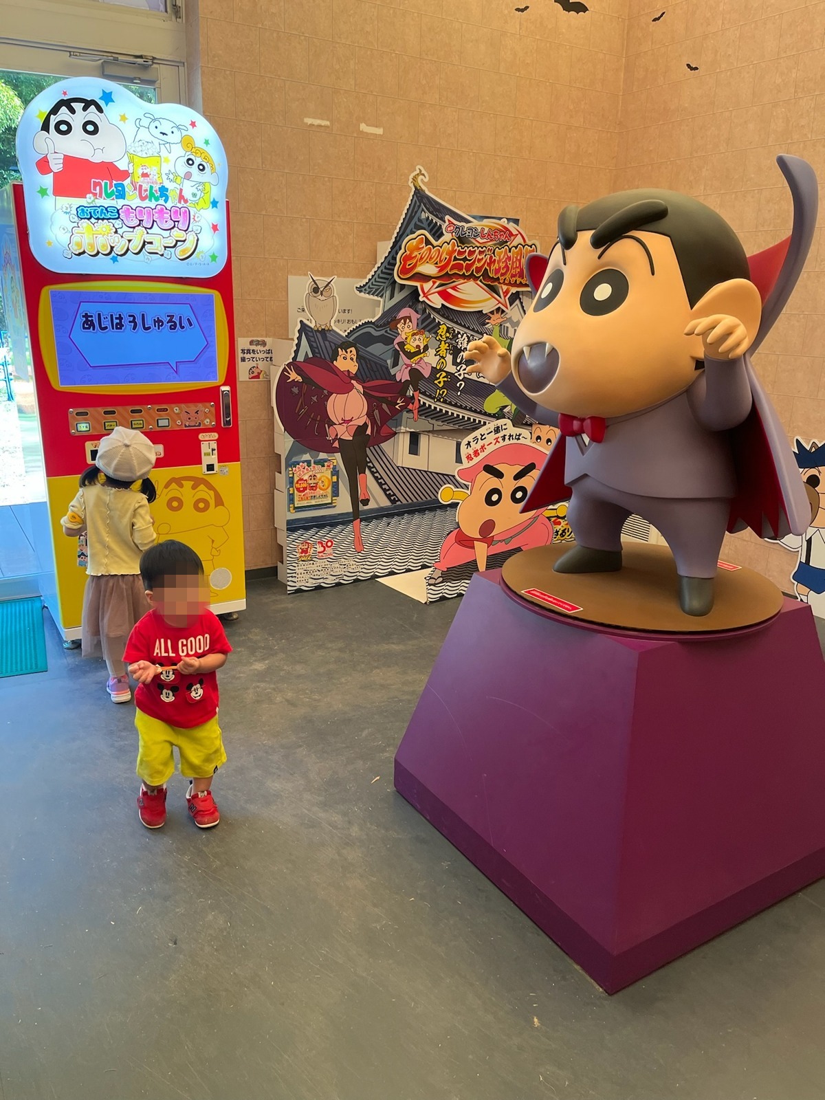 キャラクターの立体像とポップコーンの自動販売機がある屋内エリア