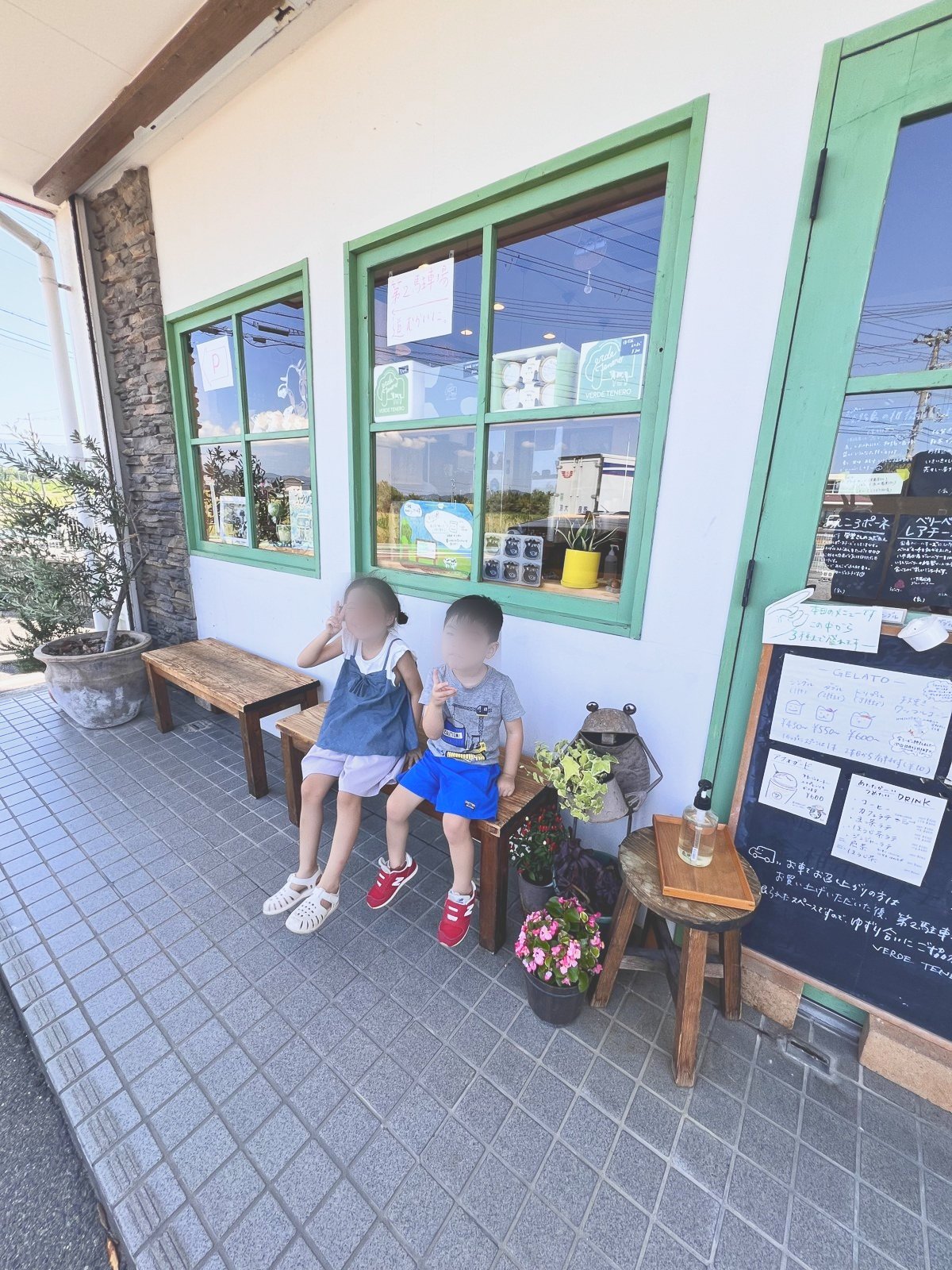 店の前に置かれた木のベンチ