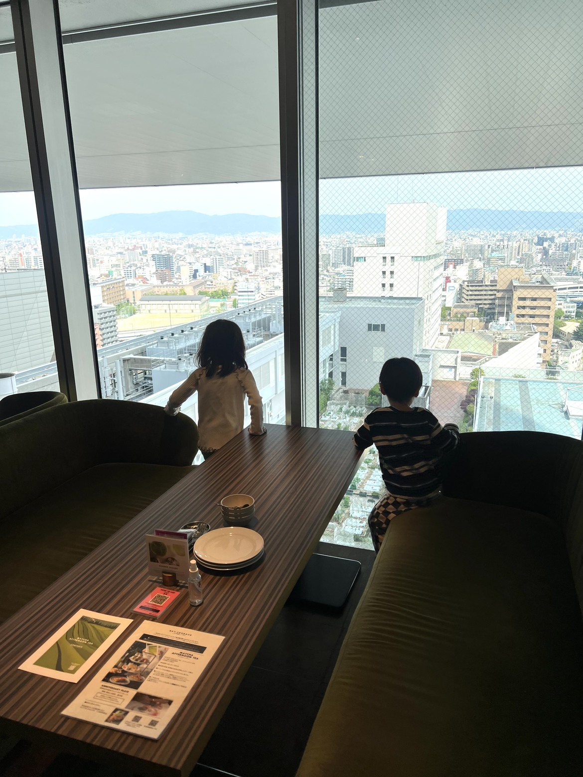 窓際のソファ席で外を眺める子どもたち