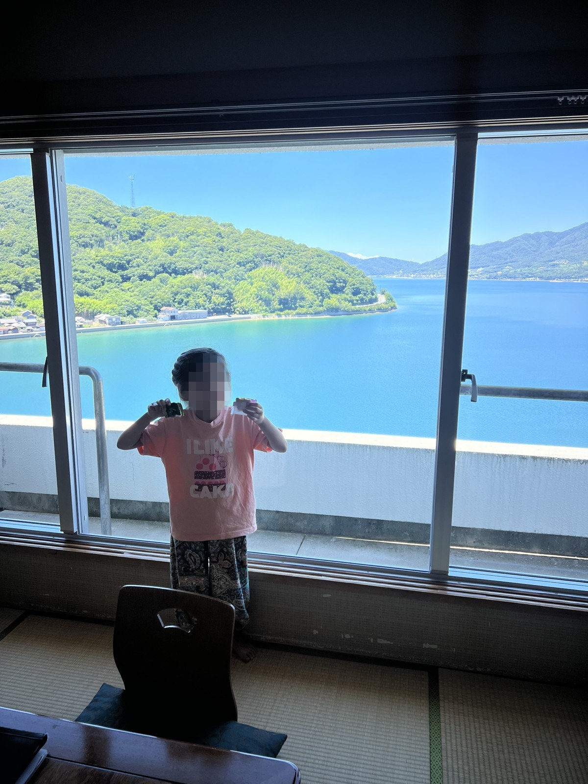 部屋の窓から見た海