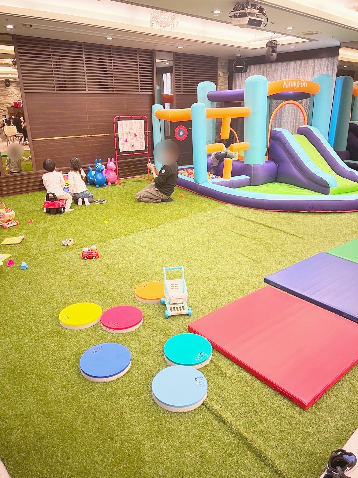 べるべるパークなんば道頓堀店は小さい子連れで使える？大人1人につき子ども2人無料の屋内あそび場
