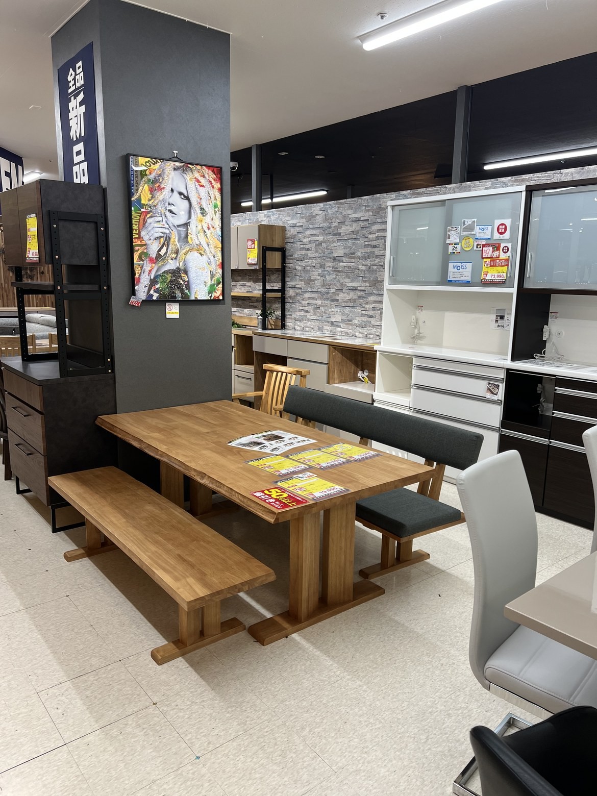 無垢材のダイニングテーブルとベンチのセット