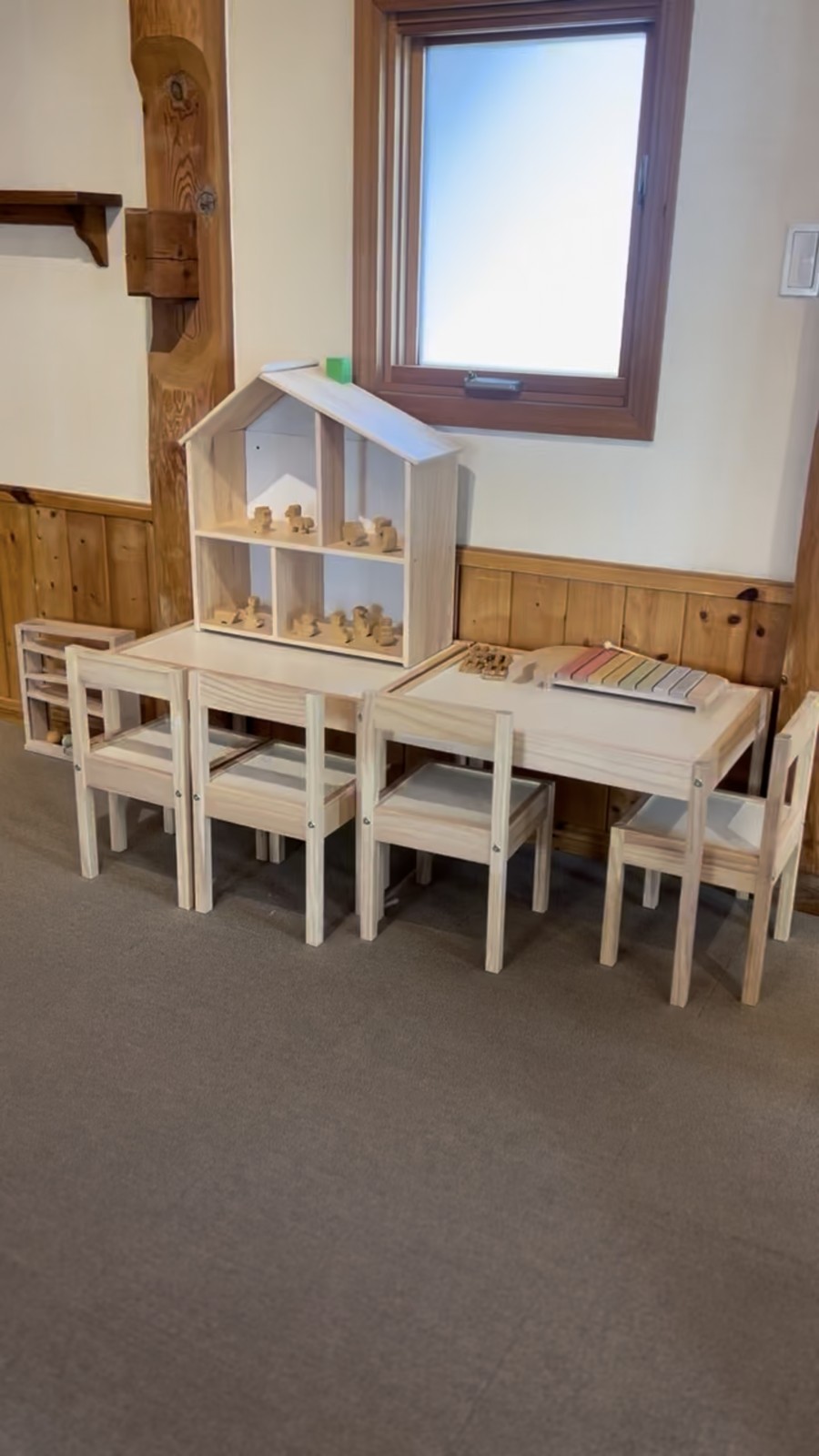 子ども用のテーブルと椅子、木のドールハウス