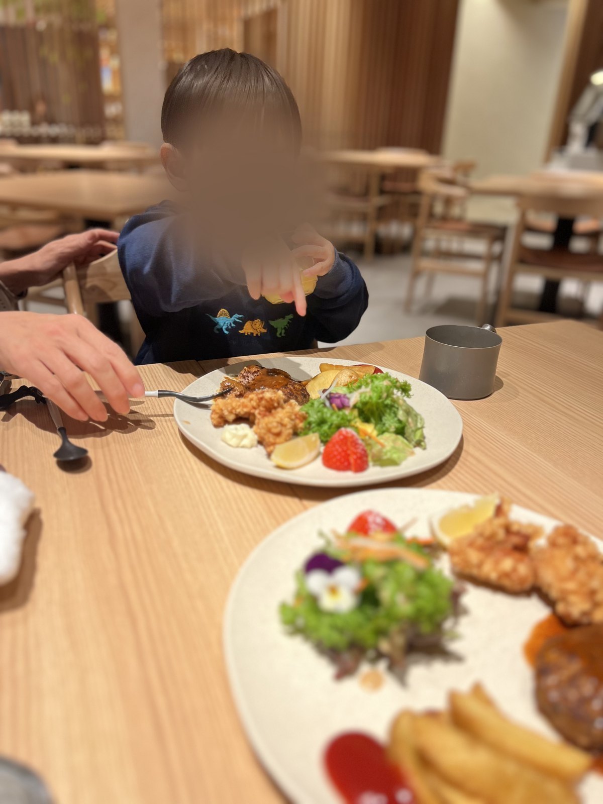 ハンバーグや唐揚げがのったキッズプレート