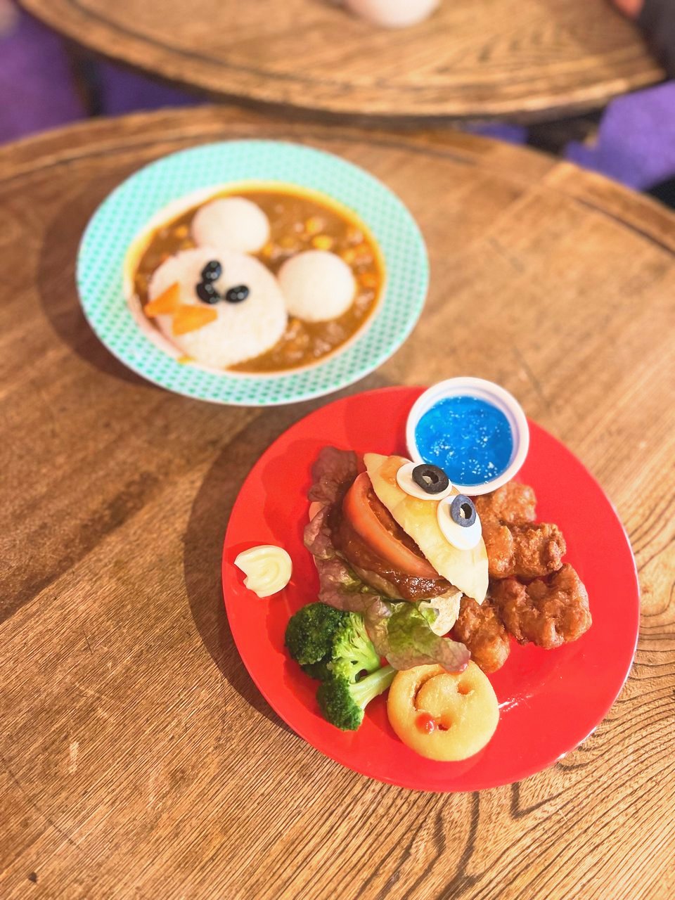 動物の顔の形のごはんとおかずが乗ったお子様プレート