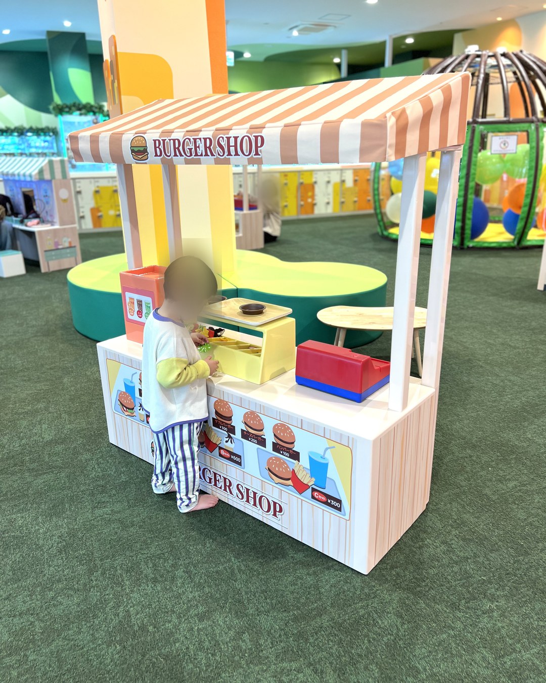 BURGER SHOPの屋台でお店屋さんごっこをする子ども