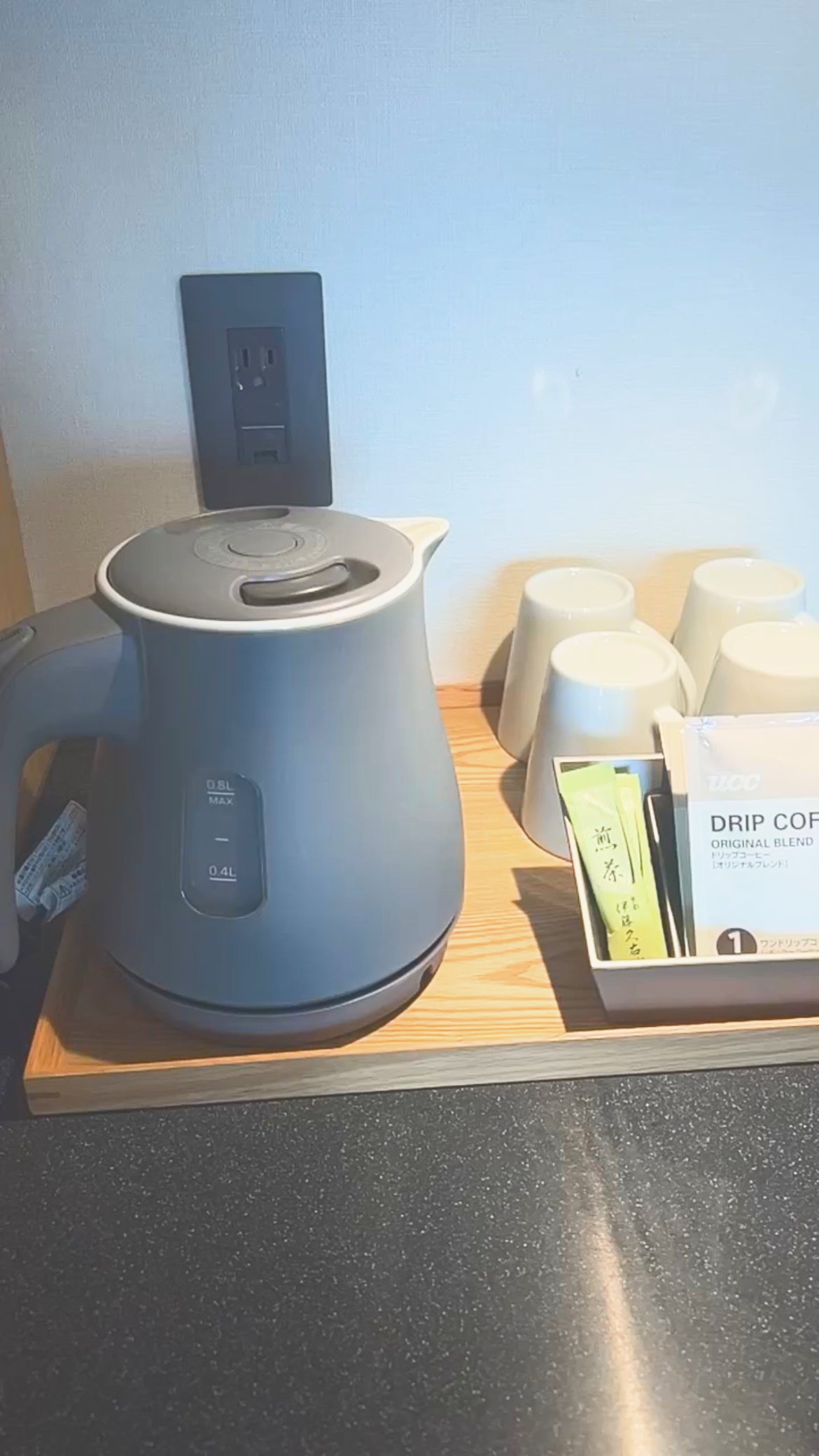 ケトルと4人分のカップ、ドリップコーヒーと煎茶が置かれたトレー