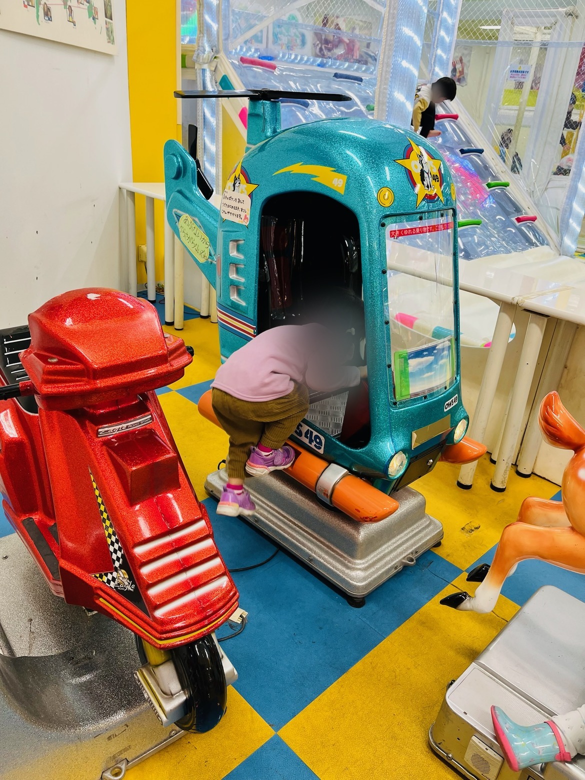 ヘリコプター型のコイン遊具