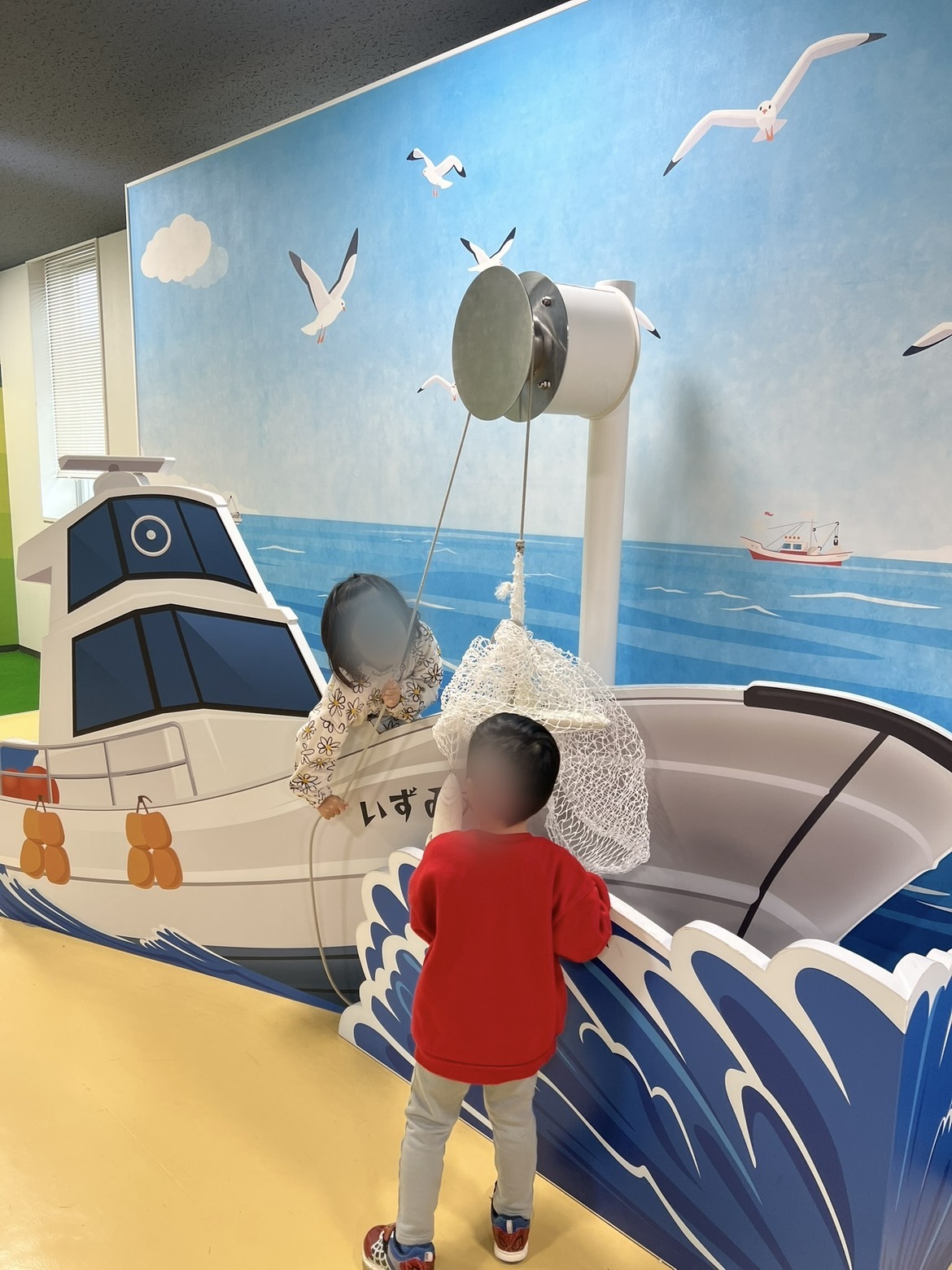 漁船の模型から網を引き上げる展示