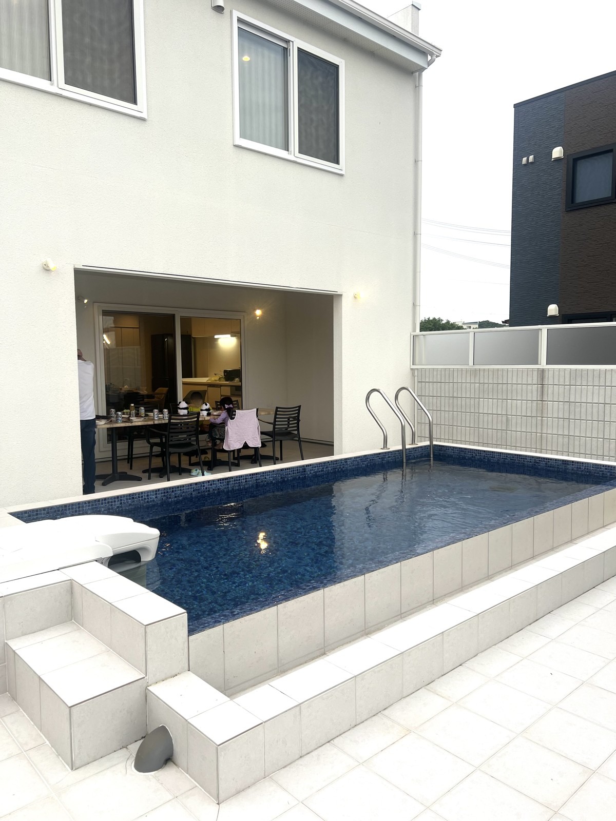棟に付いた屋外プール