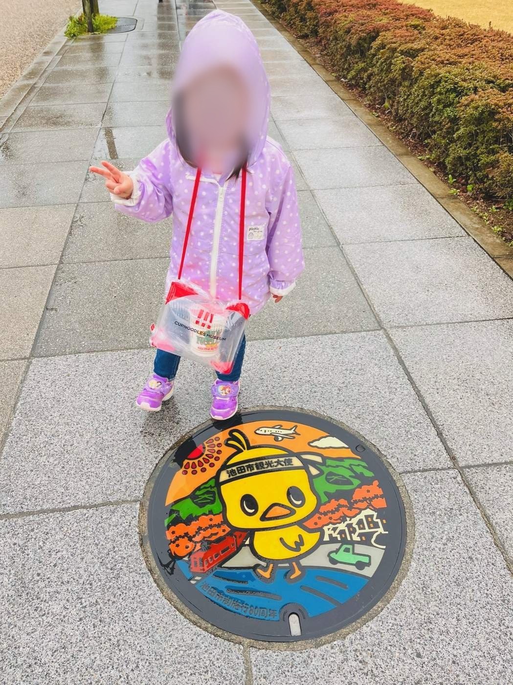 池田市のひよこちゃんのマンホール