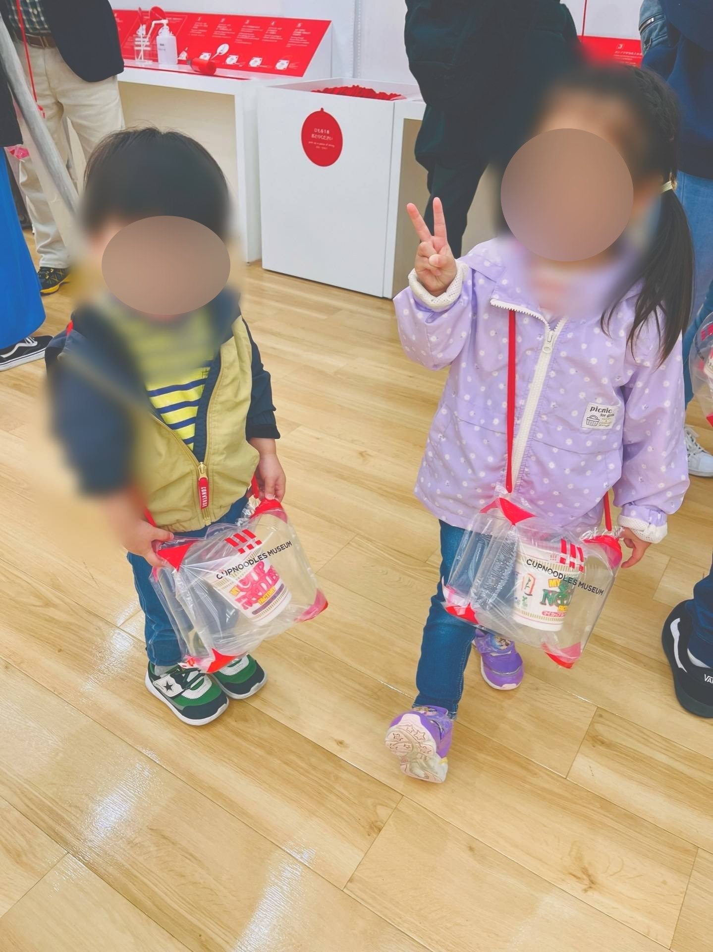 袋を提げて持ち帰る