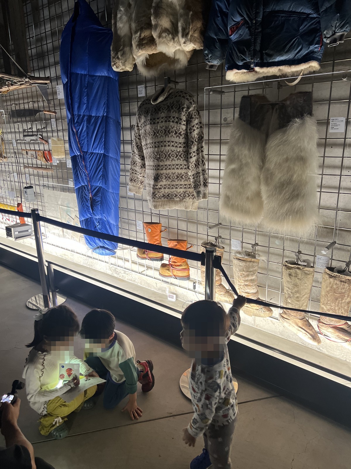 防寒具などの装備が並ぶ展示