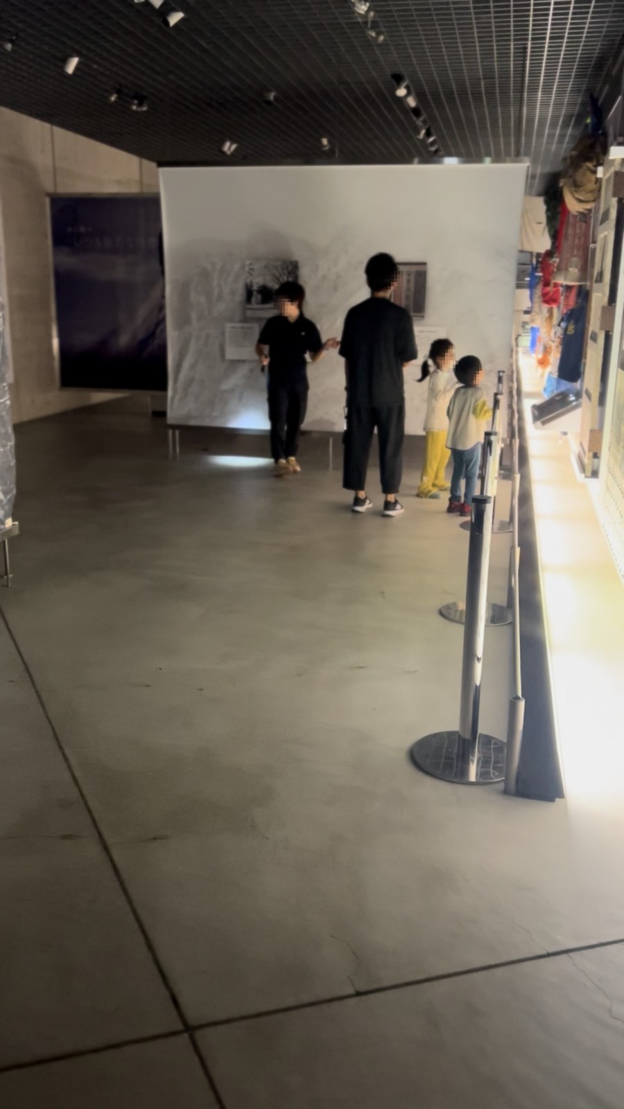 暗い展示室でスタッフさんの説明を聞く様子