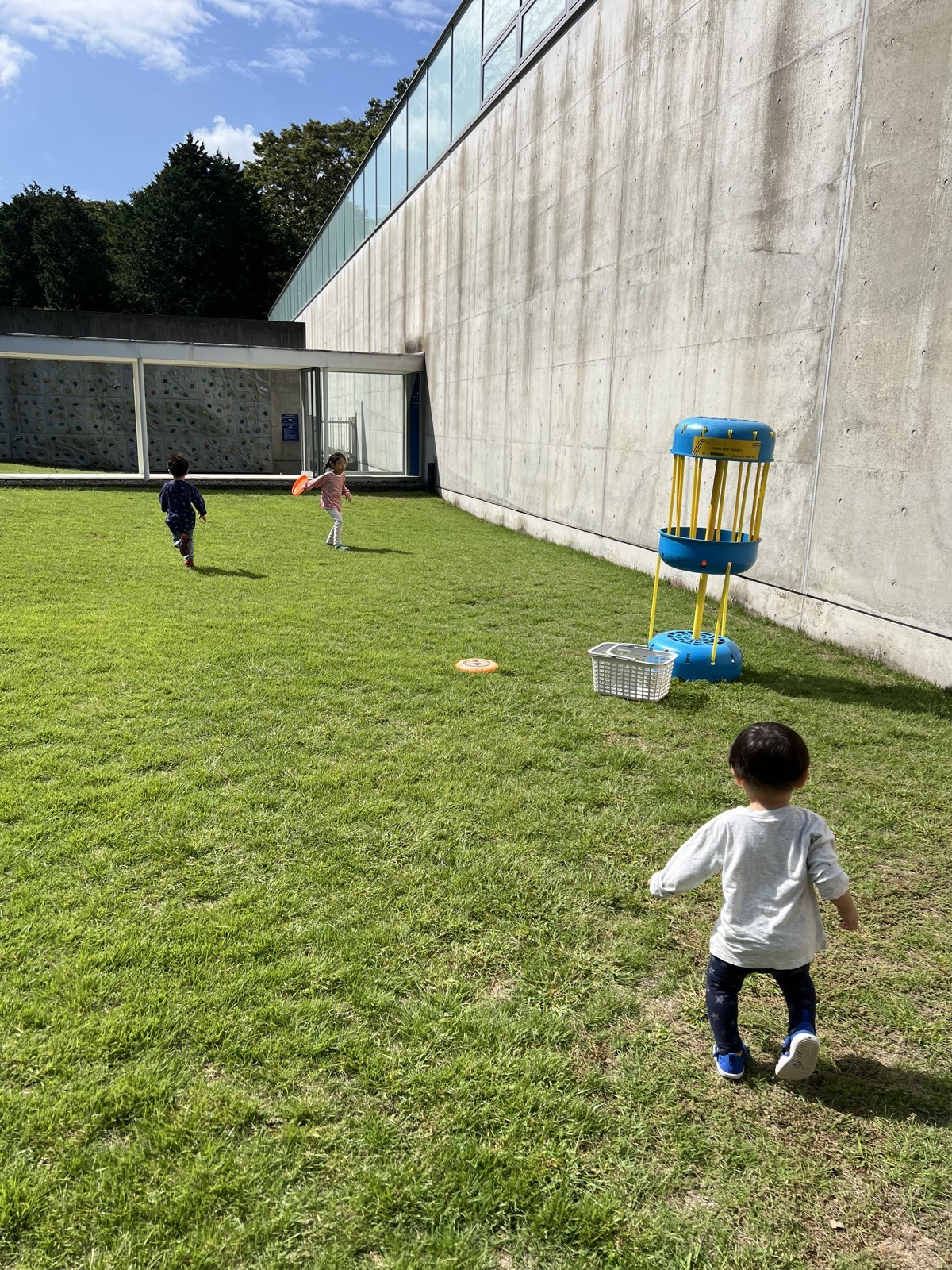 芝生広場を走る子どもたち