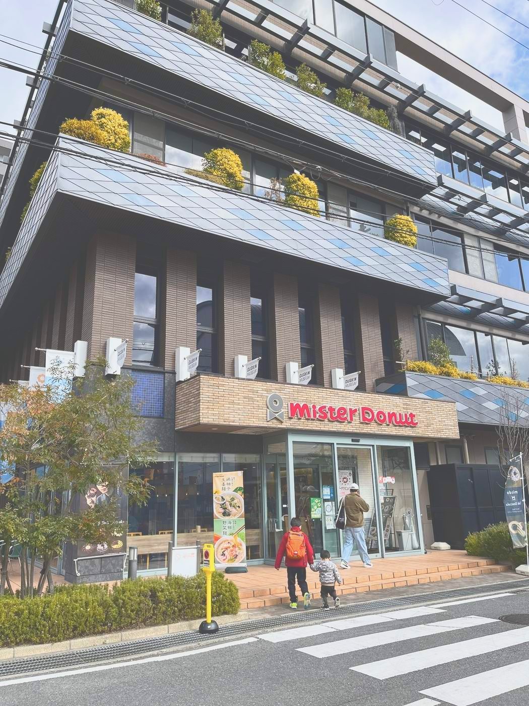 1階がミスタードーナツになっている建物の外観