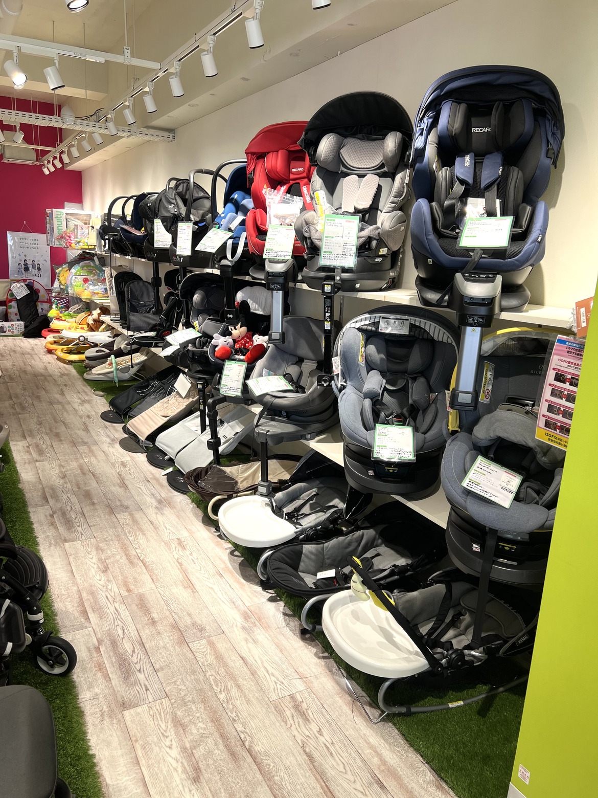 チャイルドシートが並ぶ売り場