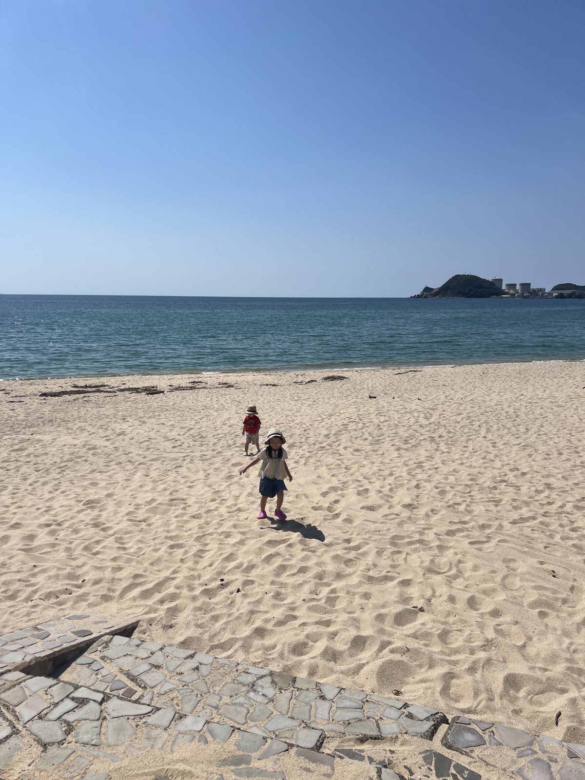 広い砂浜と海