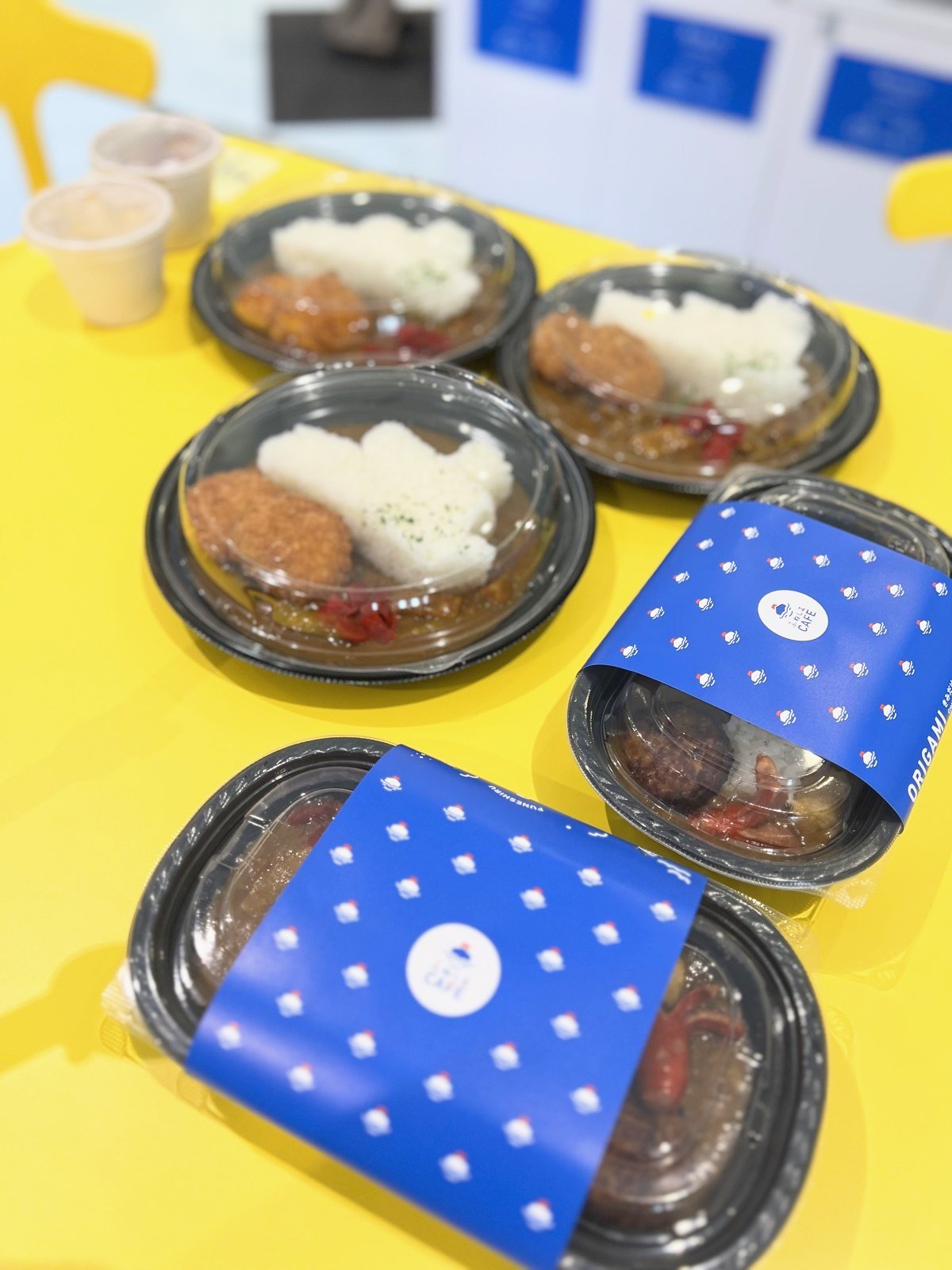 ご飯が船の形に盛られたカレー