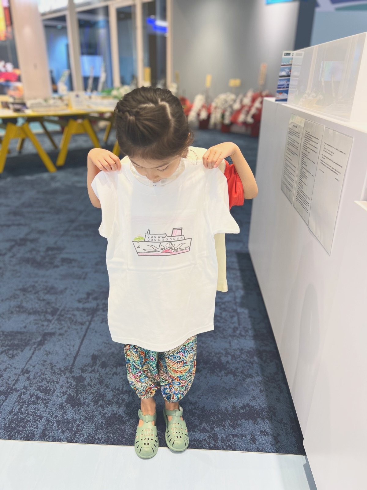 できあがったTシャツを広げる子ども