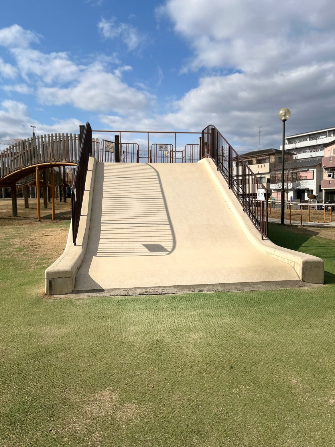 コンクリートの山型スライダー