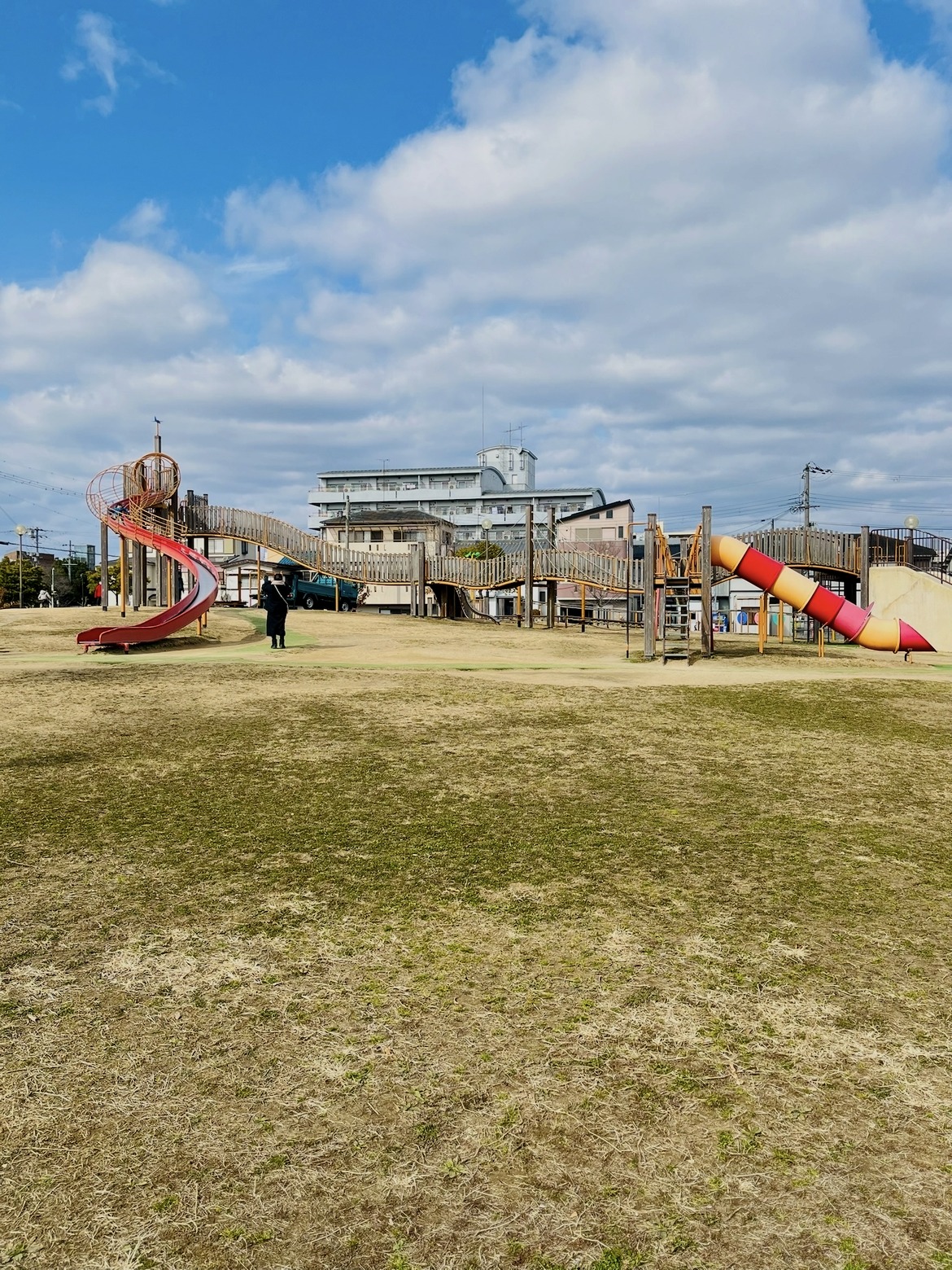 ふれあい緑地(豊中)はローラー滑り台がある？飛行機が真上を飛ぶ大きな公園
