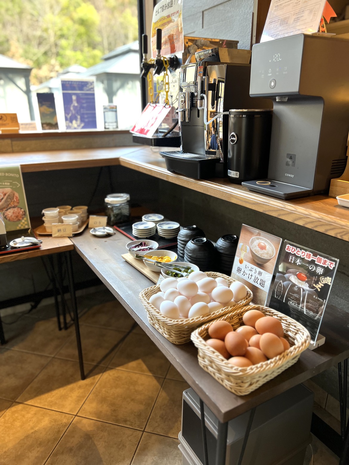 朝食の卵かけご飯コーナー。カゴに生卵が盛られている