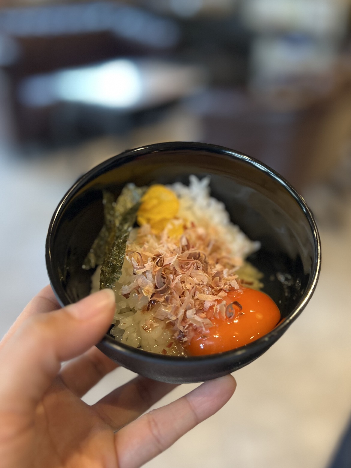 かつお節と卵黄がのった卵かけご飯