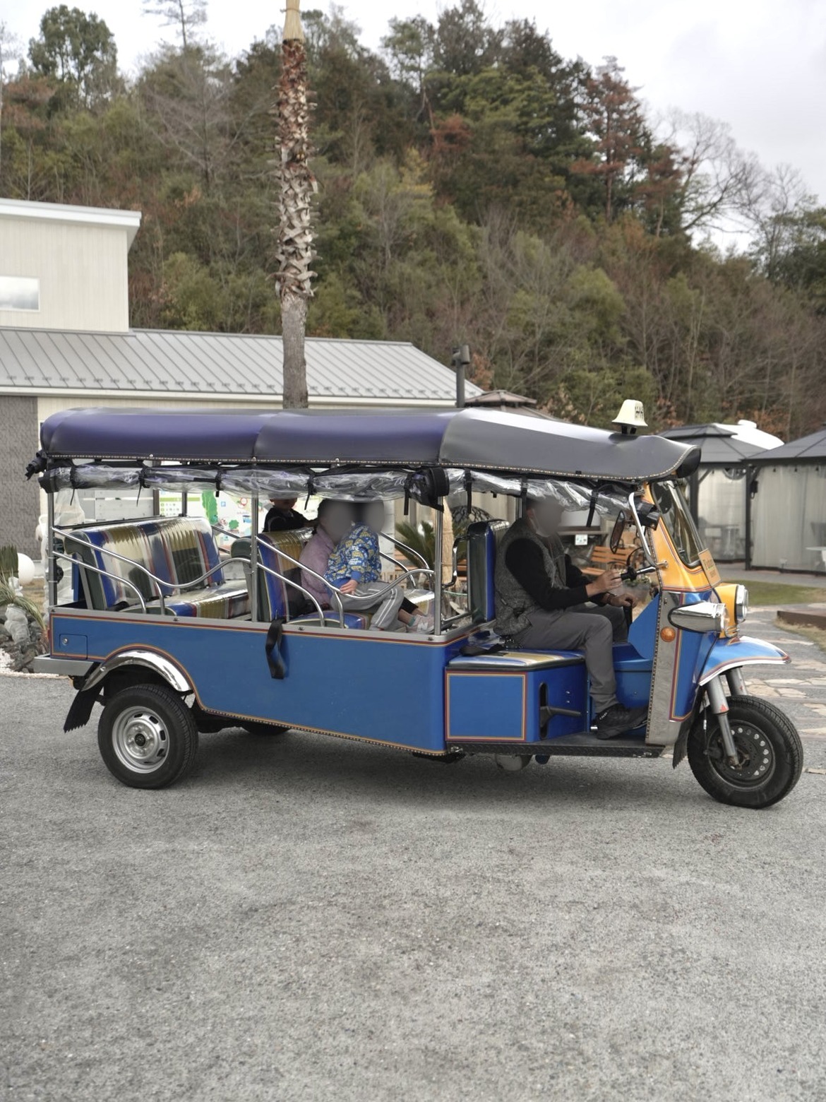 敷地内を走るトゥクトゥク