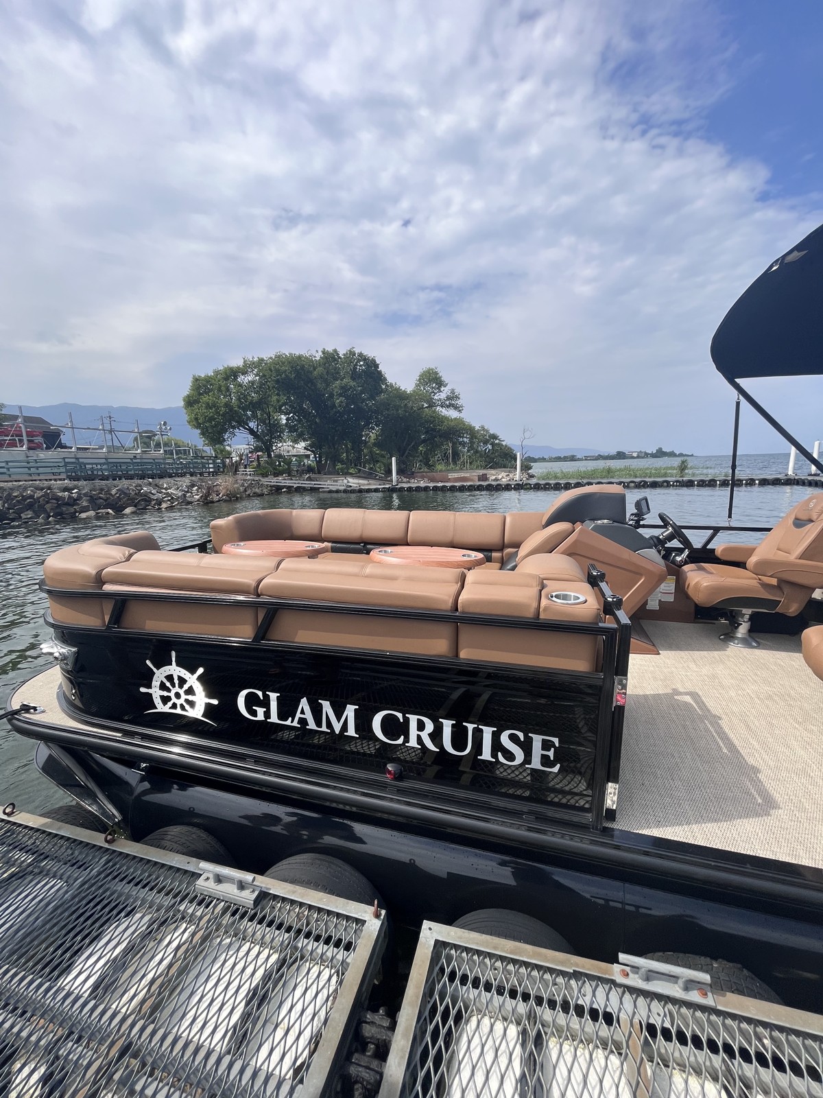 船体に「GLAM CRUISE」のロゴが入った船