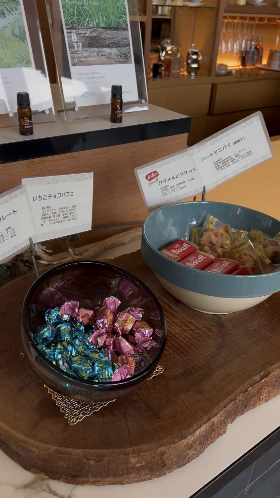 ラウンジに置かれたお菓子