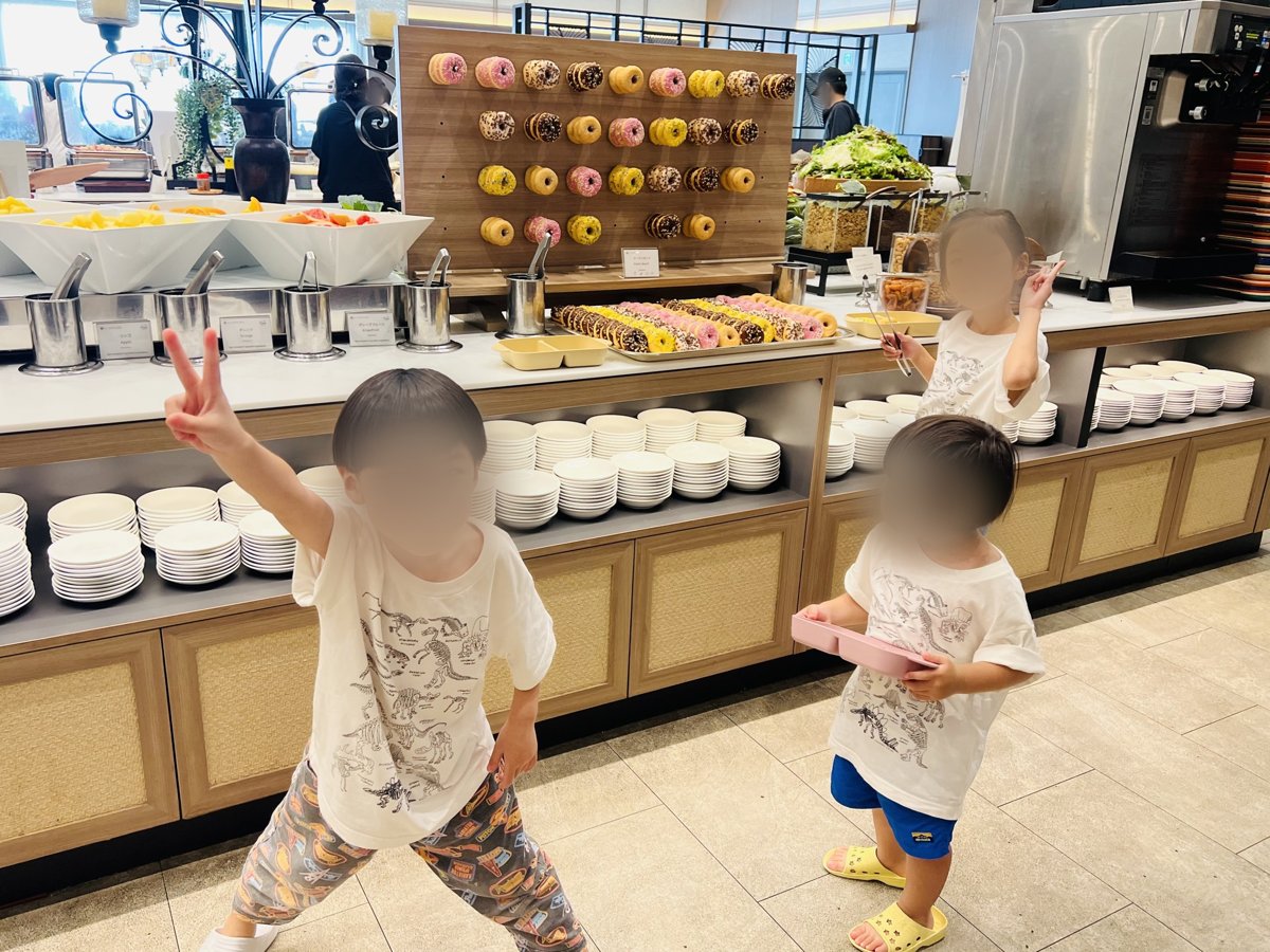 ドーナツウォールの前で喜ぶ子どもたち