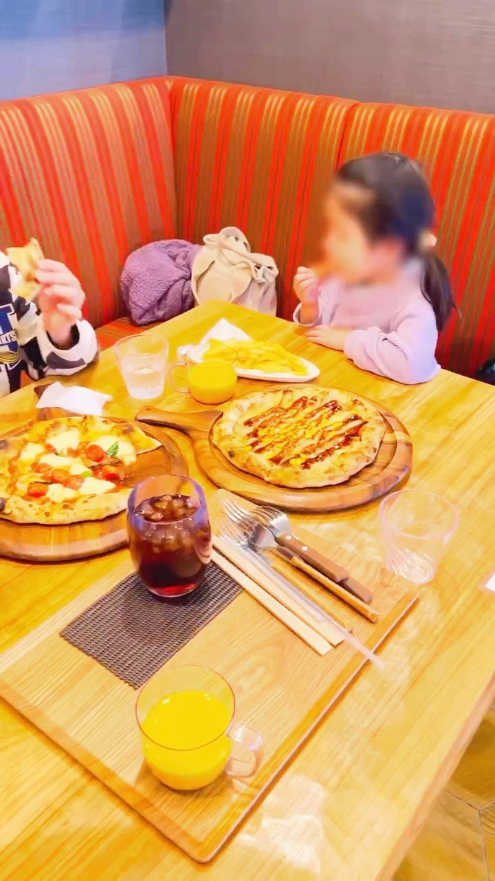テーブルに並んだピザとパン
