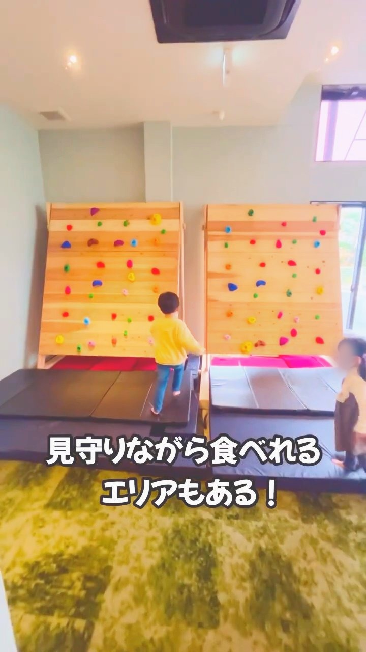 プレイゾーンを見ながら食事ができるエリア