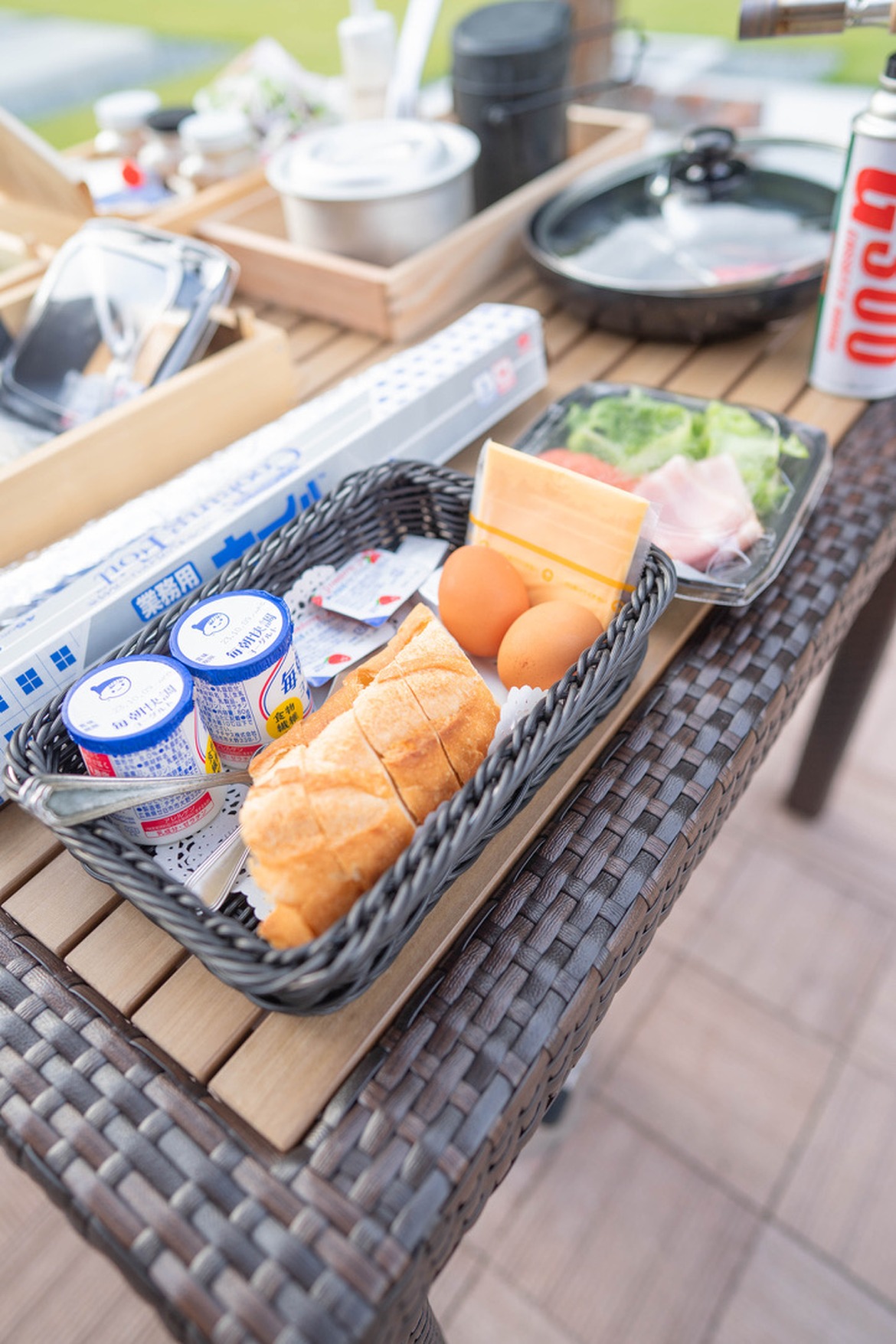 朝食のパン・卵・ヨーグルト・ハムとチーズ