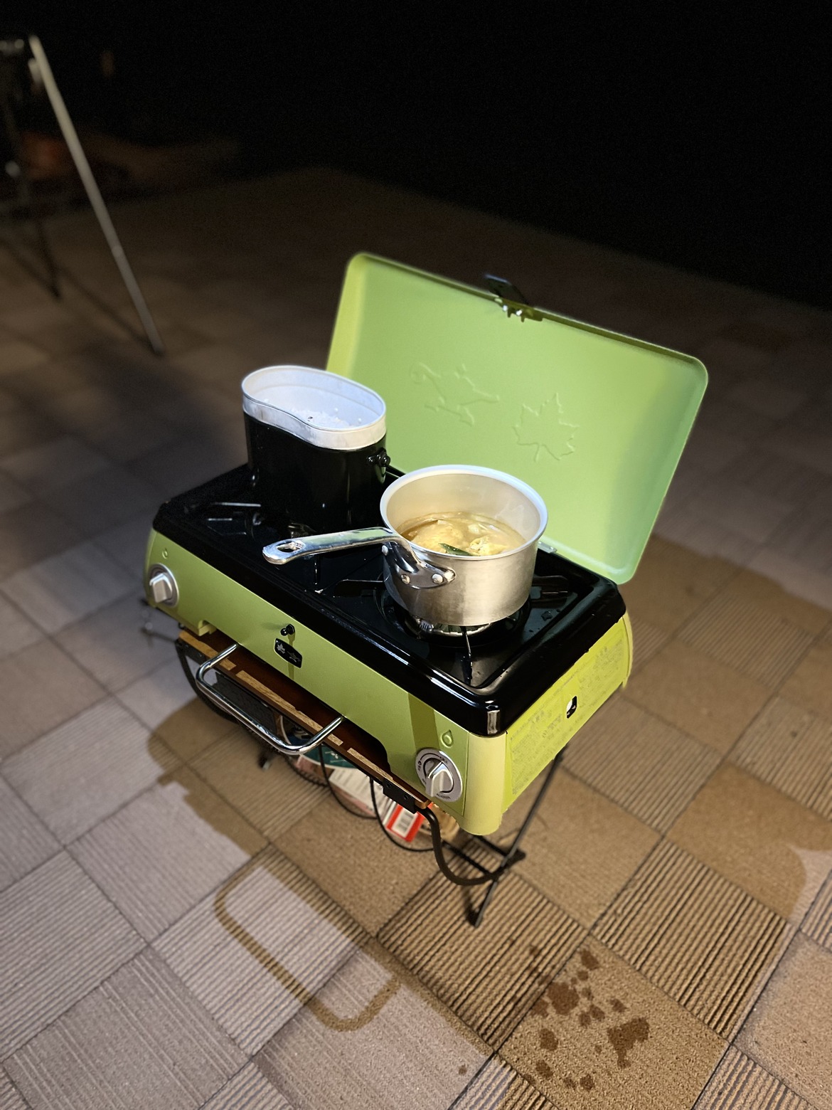 カセットコンロにかけた鍋でポップコーンを作る