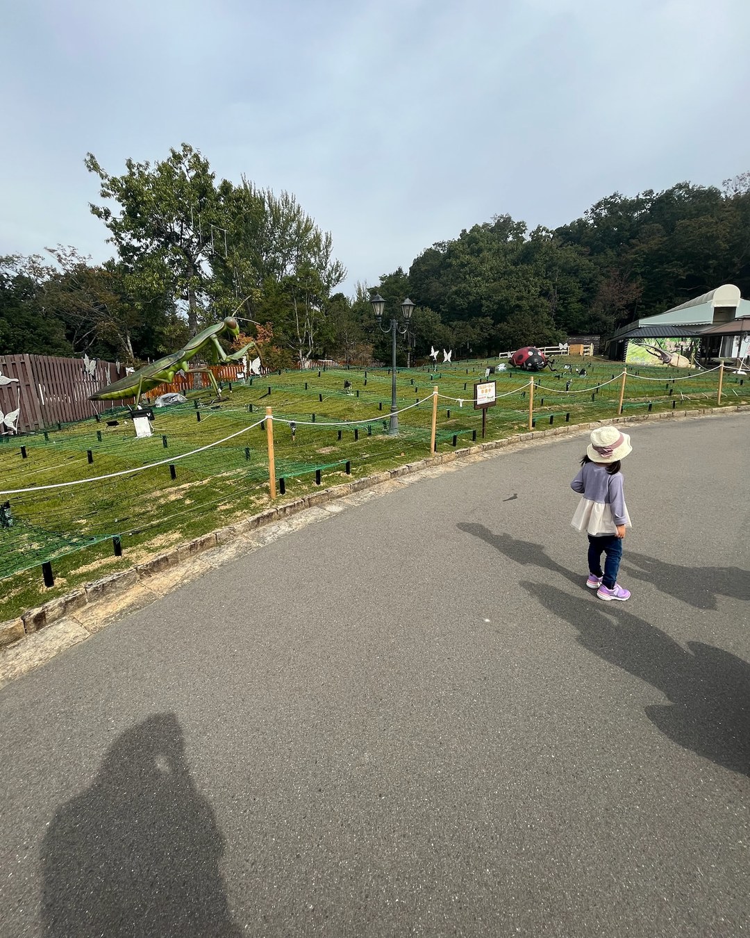 丘に置かれた巨大なカマキリのオブジェ