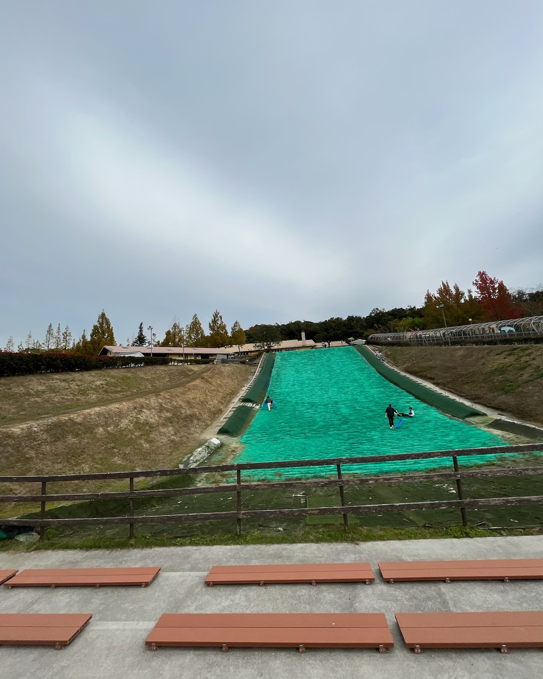 芝すべりのゲレンデ全景