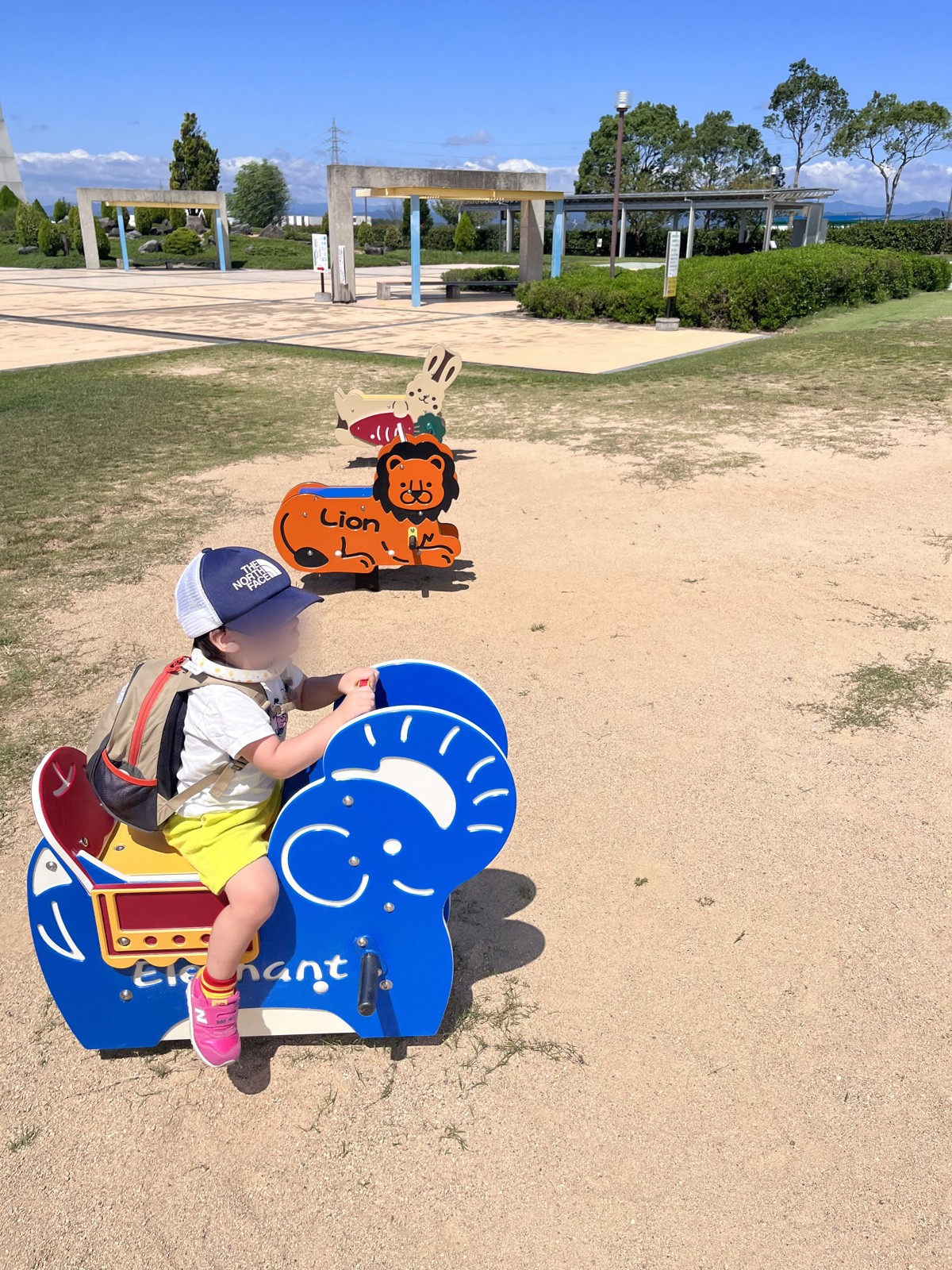 ゾウのスプリング遊具に乗る子ども